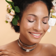 peau noire et tâches de rousseur